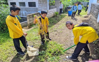 MTsN 10 Kuningan Gelar Bakti Sosial Ramadhan, Bersihkan 10 Musholla