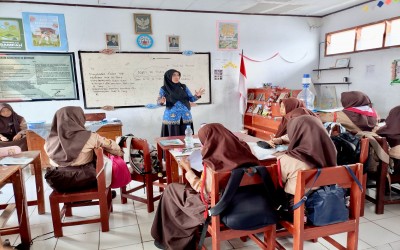 Penguatan Karakter Muslimah: MTsN 10 Kuningan Sinergikan Keputrian dengan KUA Cigandamekar