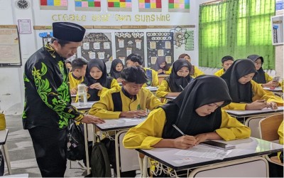 Pengawas Pantau Pelaksanaan Ujian Madrasah Kelas IX di MTsN 10 Kuningan