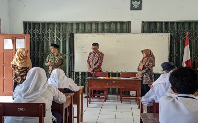 PENGAWAS KEMENAG LAKUKAN MONITORING UJIAN MADRASAH DI MTSN 10 KUNINGAN